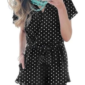 Chic polka dot romper, NEVER WORN, size M